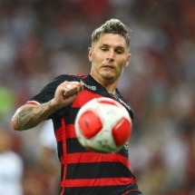 Varela pode ser mais um desfalque no Flamengo -  (crédito: Gilvan de Souza / CRF)