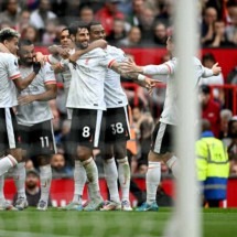  Liverpool's Egyptian striker #11 Mohamed Salah (2L) celebrates with teammates after scoring the team's third goal during the English Premier League football match between Manchester United and Liverpool at Old Trafford in Manchester, north west England, on September 1, 2024. (Photo by Paul ELLIS / AFP) / RESTRICTED TO EDITORIAL USE. No use with unauthorized audio, video, data, fixture lists, club/league logos or 'live' services. Online in-match use limited to 120 images. An additional 40 images may be used in extra time. No video emulation. Social media in-match use limited to 120 images. An additional 40 images may be used in extra time. No use in betting publications, games or single club/league/player publications. /  (Photo by PAUL ELLIS/AFP via Getty Images)
     -  (crédito:  AFP via Getty Images)