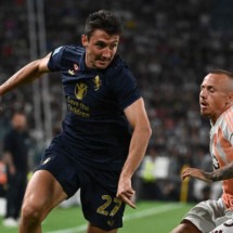  Juventus' Italian defender #27 Andrea Cambiaso (R) in action with Roma's Spanish defender Angelino (L) during the Italian Serie A football match between Juventus and Roma at Allianz Stadium in Turin, on September 1, 2024. (Photo by Isabella BONOTTO / AFP) (Photo by ISABELLA BONOTTO/AFP via Getty Images)
     -  (crédito:  AFP via Getty Images)