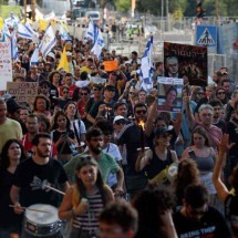 Protesto para libertar reféns leva milhares às ruas de Tel Aviv - AHMAD GHARABLI/AFP