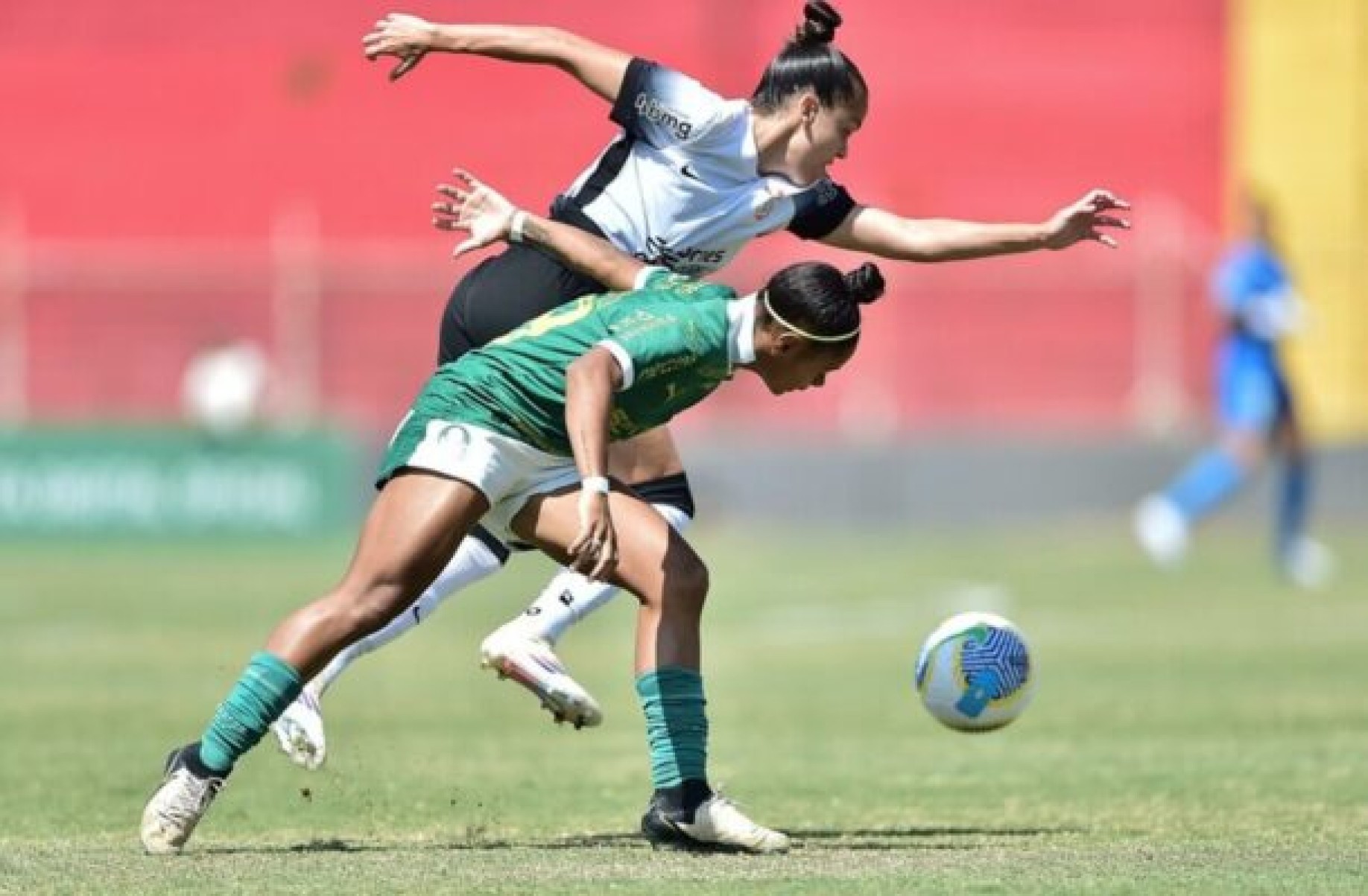 Corinthians vira para cima do Palmeiras e sai na frente das semis do Brasileirão Feminino