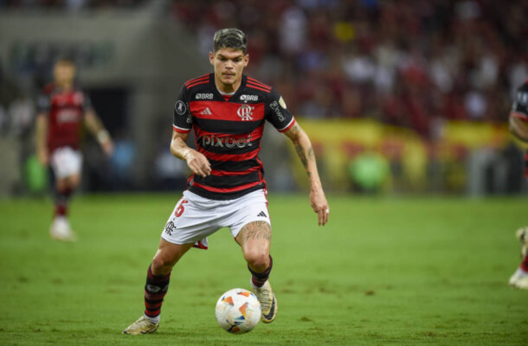 Ayrton Lucas e Alcaraz desfalcam o Flamengo contra o Vasco