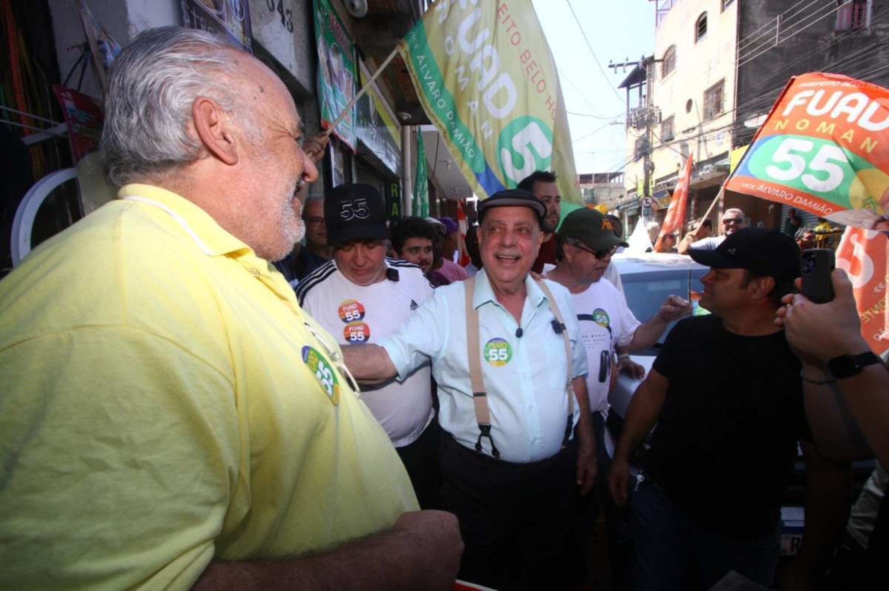 Fuad destaca retomada do OP em caminhada pelo Alto Vera Cruz