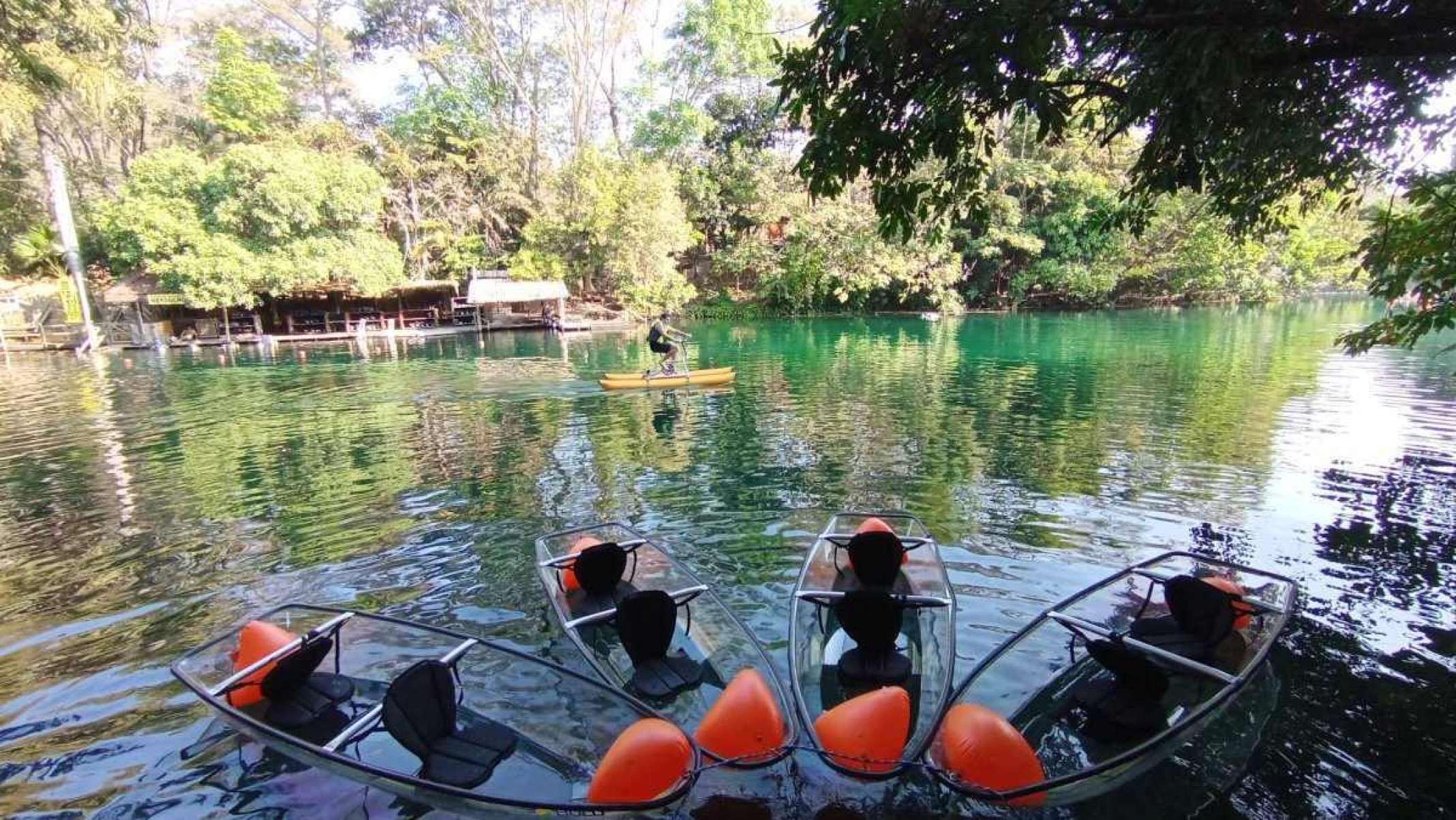 AcquaBike e caiaque no lago de águas mornas