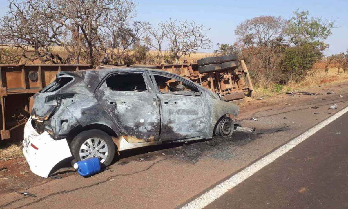 Homem morre queimado após batida na MGC-452 em Uberlândia -  (crédito: Rede de Noticias)