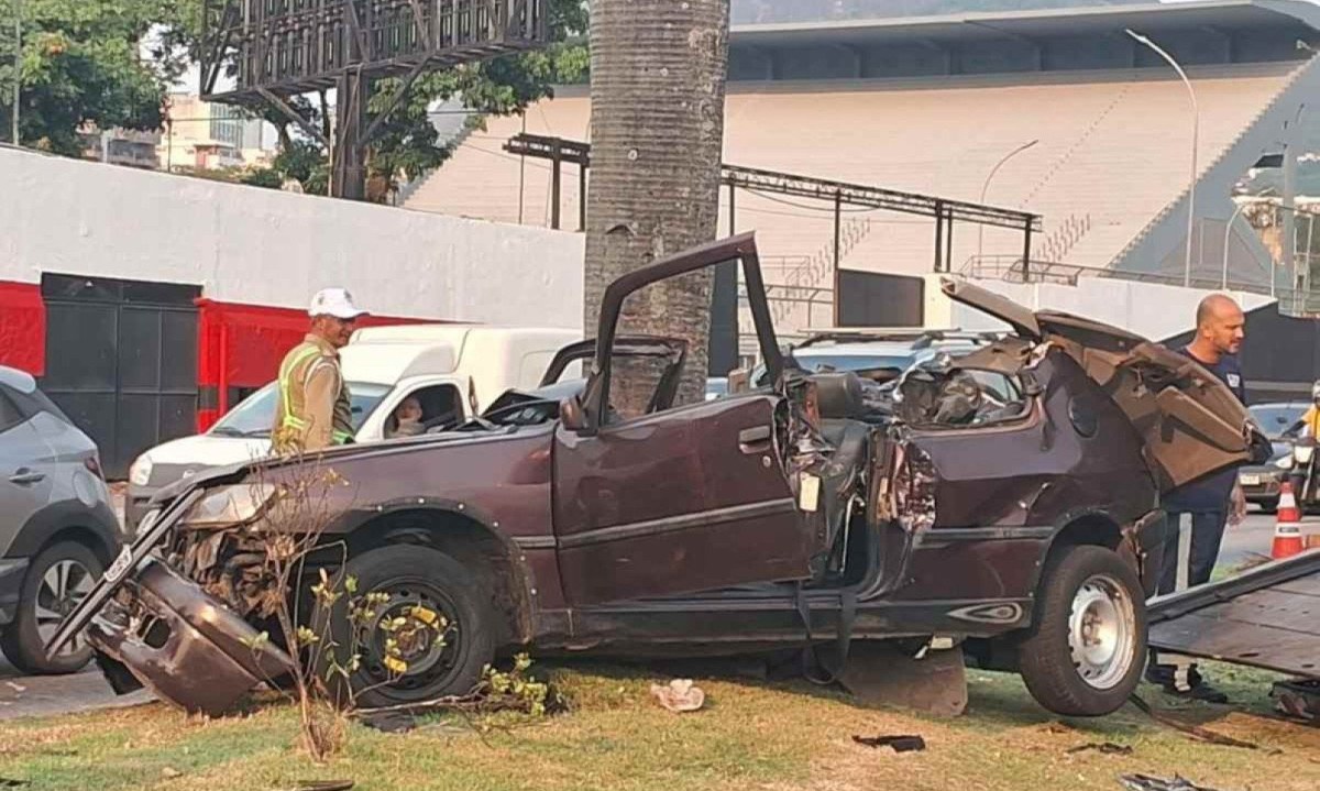 Carro ficou destruído no acidente que matou duas pessoas na Gávea, no RJ -  (crédito: Cyro Neves / Rádio Tupi)