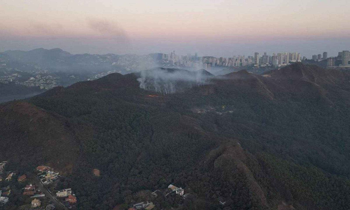 Fogo avança pelo Vale do Sereno em direção ao Belvedere -  (crédito: @estev4m)