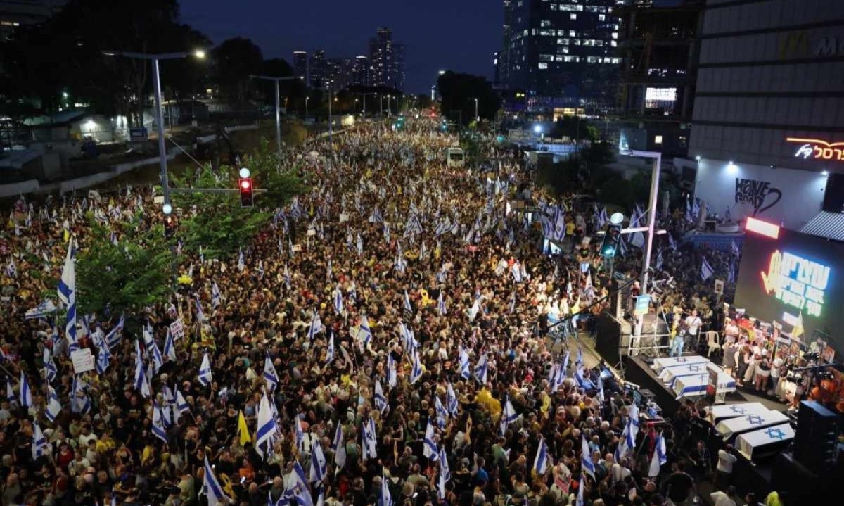 Manifestantes antigoverno com bandeiras e cartazes em torno de caixões simbólicos representando seis reféns israelenses cujos corpos foram recuperados na Faixa de Gaza
       -  (crédito: JACK GUEZ / AFP)