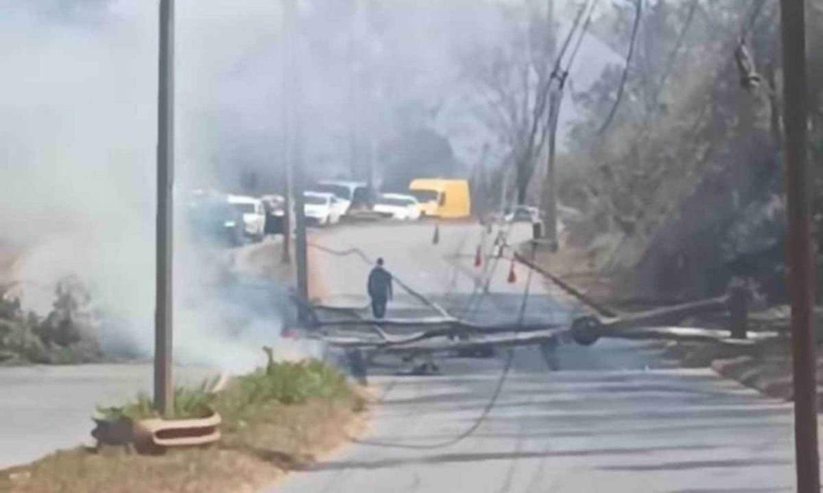 Queda de poste interdita trânsito na MG-030, na altura de Nova Lima, sentido BH -  (crédito: Reprodução/Redes Sociais)