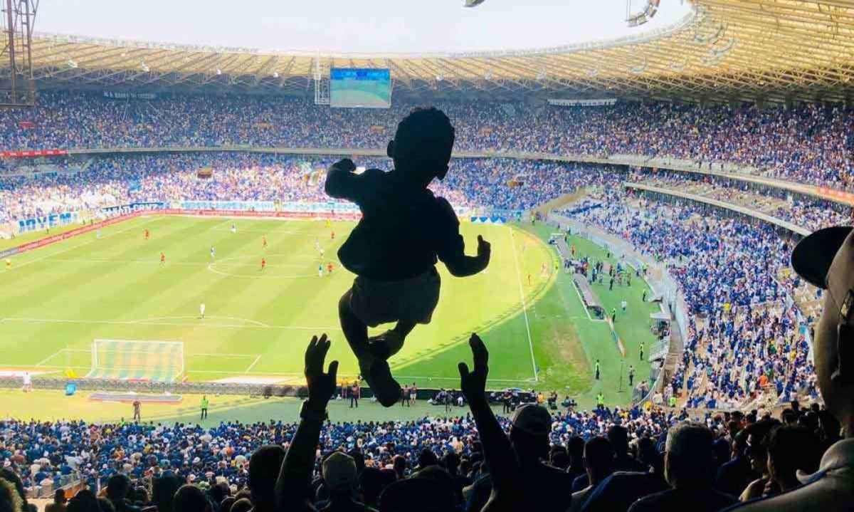 O fotógrafo Mário Fabiano flagrou o momento em que um pai em êxtase lança uma criança para cima na comemoração de um dos gols do Cruzeiro no Mineirão -  (crédito: Mário Fabiano/Arquivo pessoal)