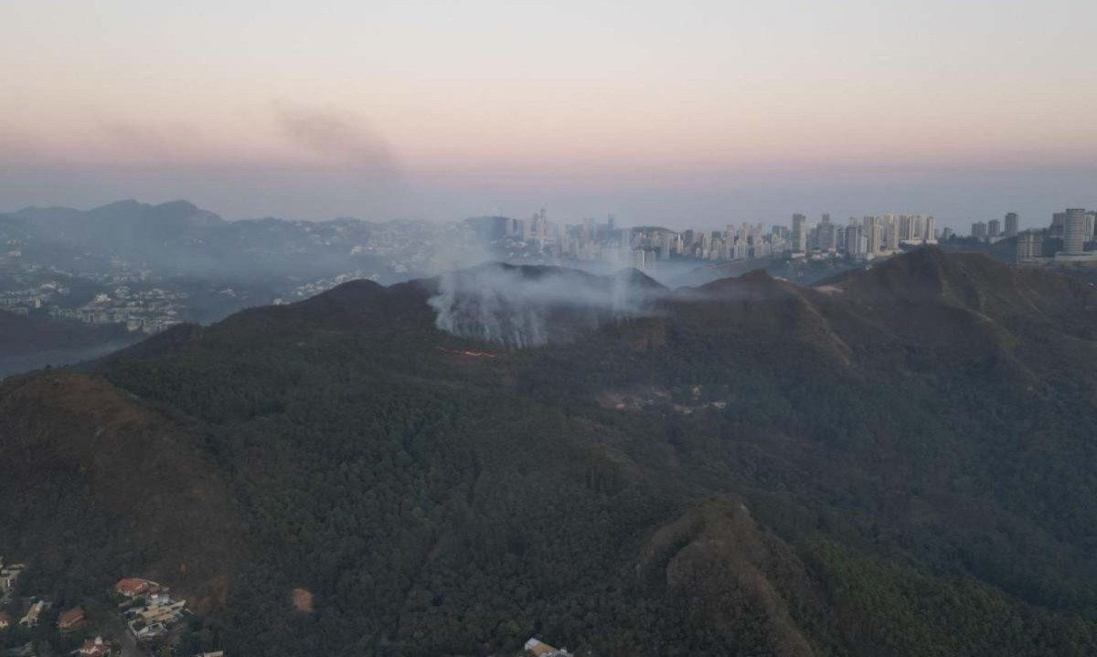 Mata do condomínio Ville de Montagne foi atingida por um incêndio de grande proporção na noite de domingo (1/9) -  (crédito: @estev4m)