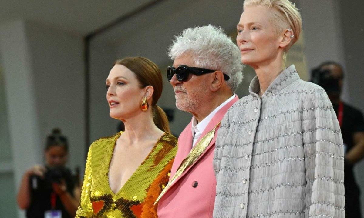 Juliane Moore, Pedro Almodóvar e Tilda Swinton no tapete vermelho do Festival de Veneza -  (crédito: Alberto Pizzoli/AFP)