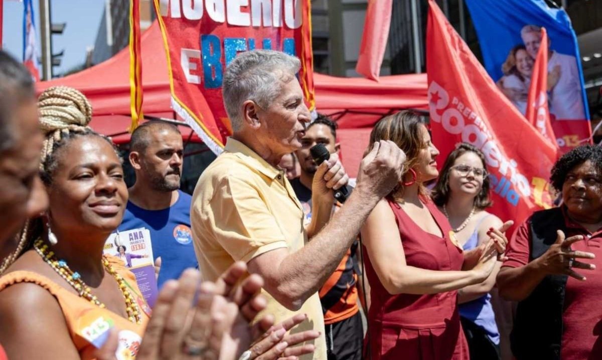 Rogério Correia encontrou com militantes e fez corpo a corpo com eleitores na Praça Sete, no Centro de Belo Horizonte -  (crédito: Mariana Bastani/Divulgação)