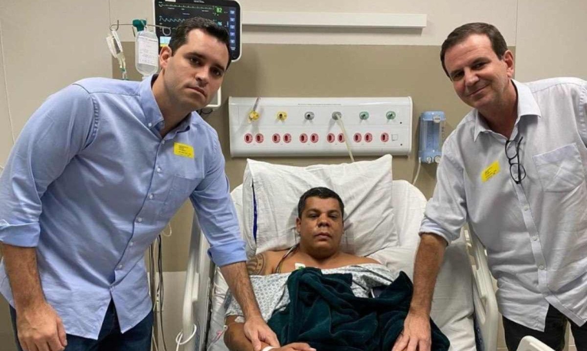 Candidato à vereador no Rio de Janeiro Leonel de Esquerda (PT) recebe visita do candidato à prefeito  do Rio, Eduardo Paes (PSD), após ser agredido -  (crédito: Reprodução/Redes sociais)