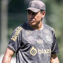 Fábio Carille está pressionado no comando técnico do Peixe -  (crédito: Foto: Raul Baretta/ Santos FC)