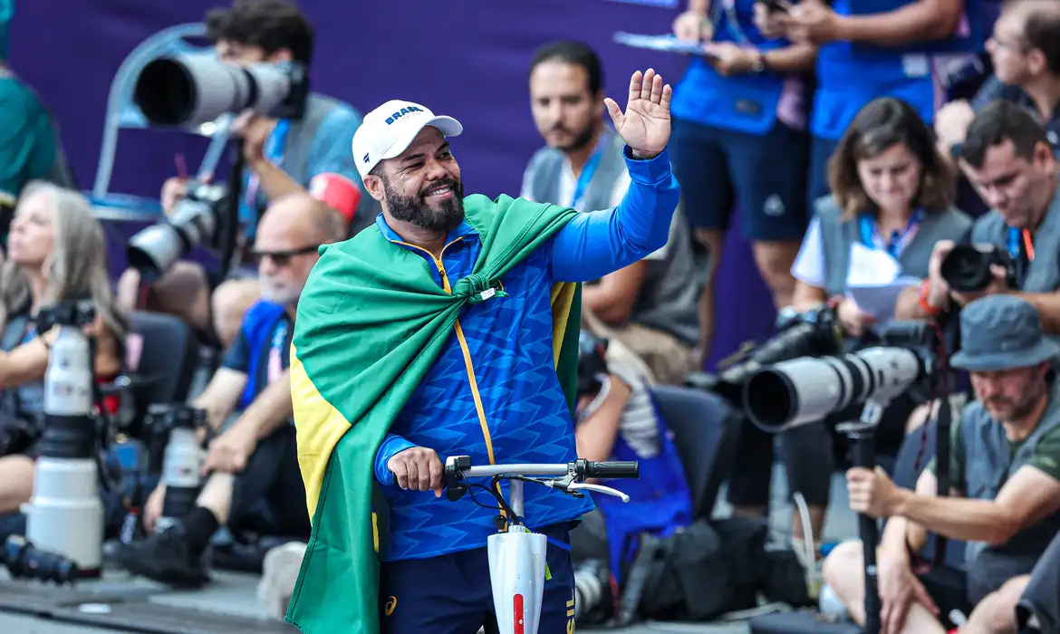 Atletismo: Claudiney Batista é tricampeão e Beth Gomes prata em Paris -  (crédito: EBC)