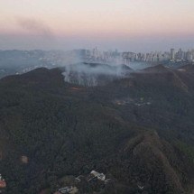 Incêndio em  mata de Nova Lima agora segue em direção ao Belvedere - @estev4m