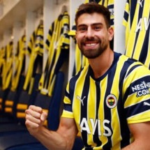 Luan Peres deixa o Fenerbahçe, da Turquia, e acerta com o Santos  -  (crédito:  - Foto: Divulgação/Fenerbahçe)