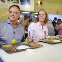 Tramonte é desafiado a comer no restaurante popular em BH -  Ramon Bitencourt/Divulgação