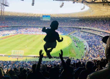 O fotógrafo Mário Fabiano flagrou o momento em que um pai em êxtase lança uma criança para cima na comemoração de um dos gols do Cruzeiro no Mineirão -  (crédito: Mário Fabiano/Arquivo pessoal)