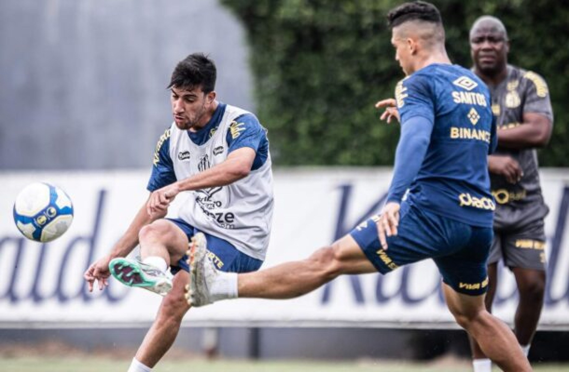 Com Yusupha Njie, Santos treina de olho no Brusque pela Série B Com Yusupha Njie, Santos treina de olho no Brusque pela Série B