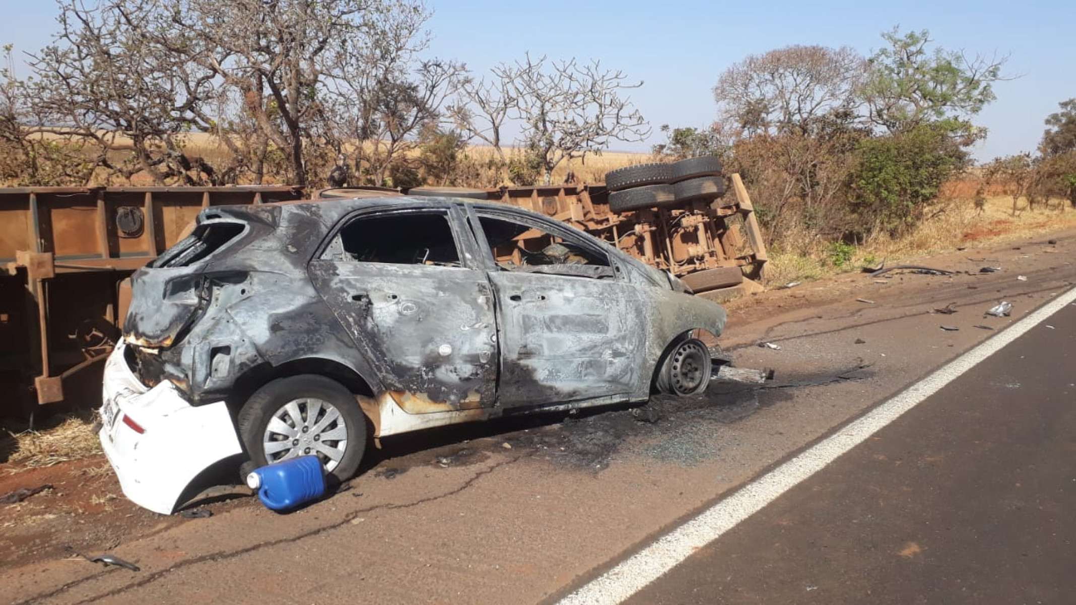 Homem morre queimado ao bater de frente com carreta em Uberlândia