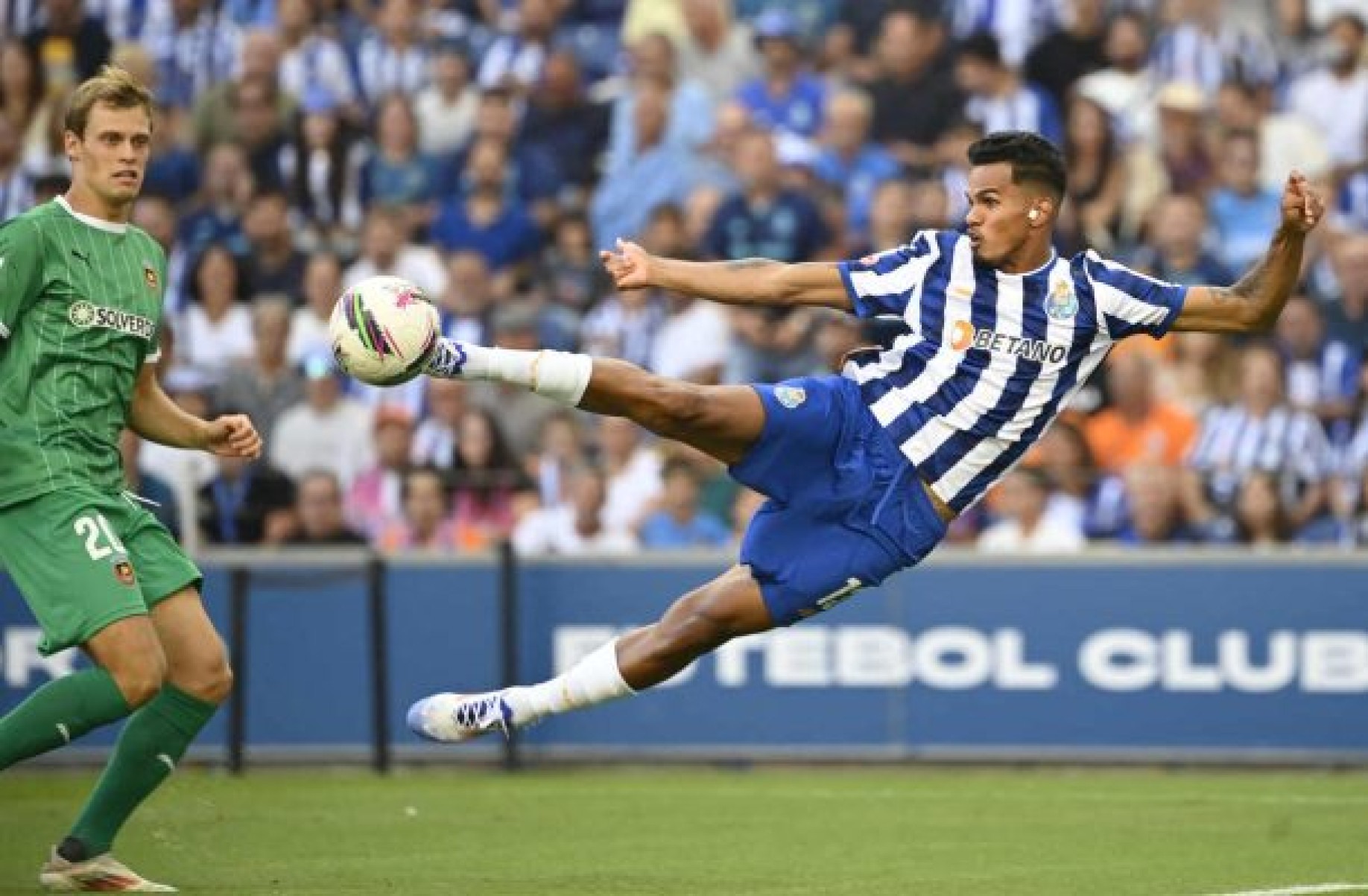 Al-Ittihad encaminha a contratação do atacante Galeno, do Porto