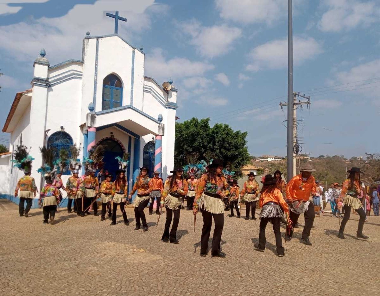  Os catireiros, com suas botas e chapéus, formam duas fileiras e, ao som da viola caipira