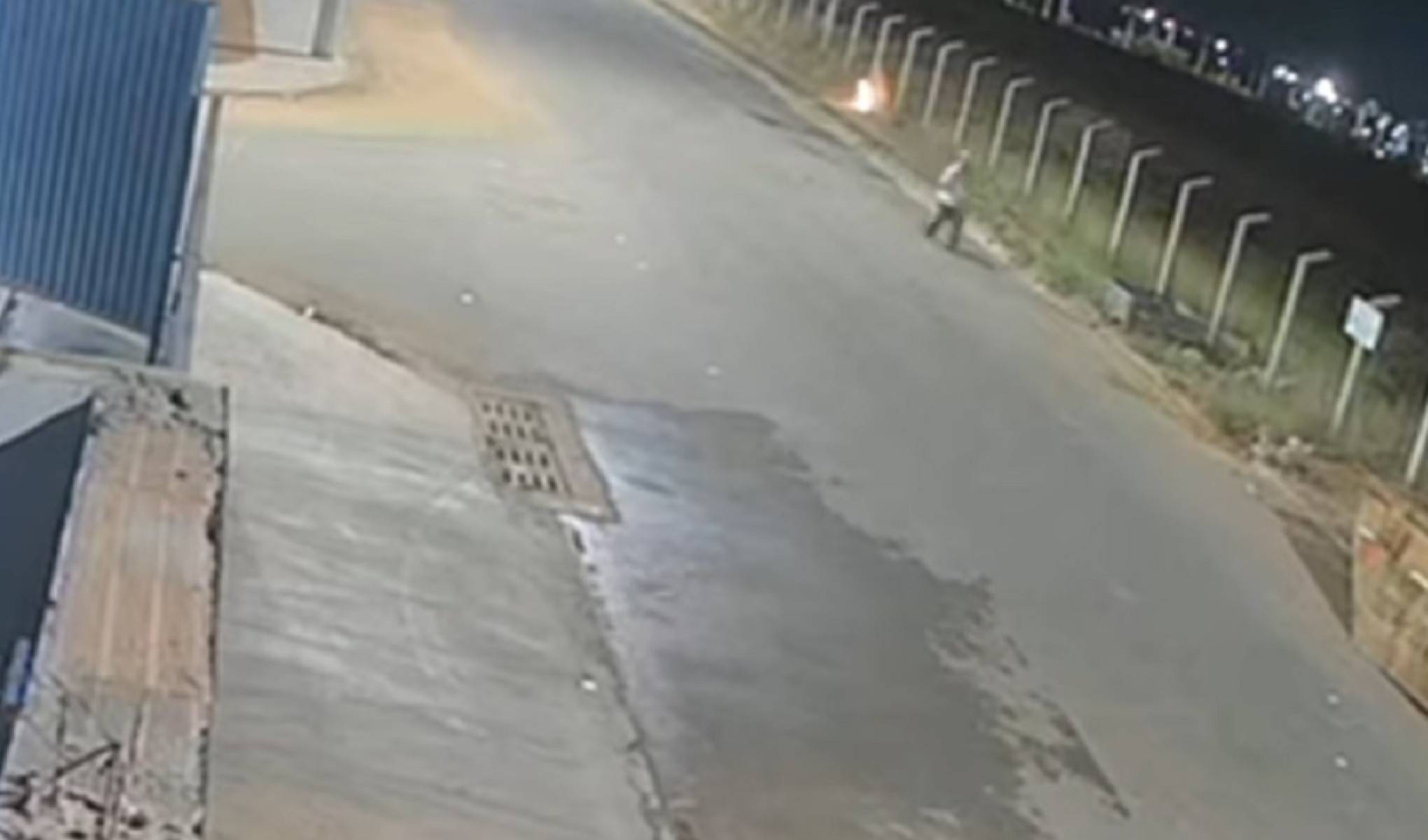 Vídeo: homem coloca fogo em parque e é flagrado por câmera