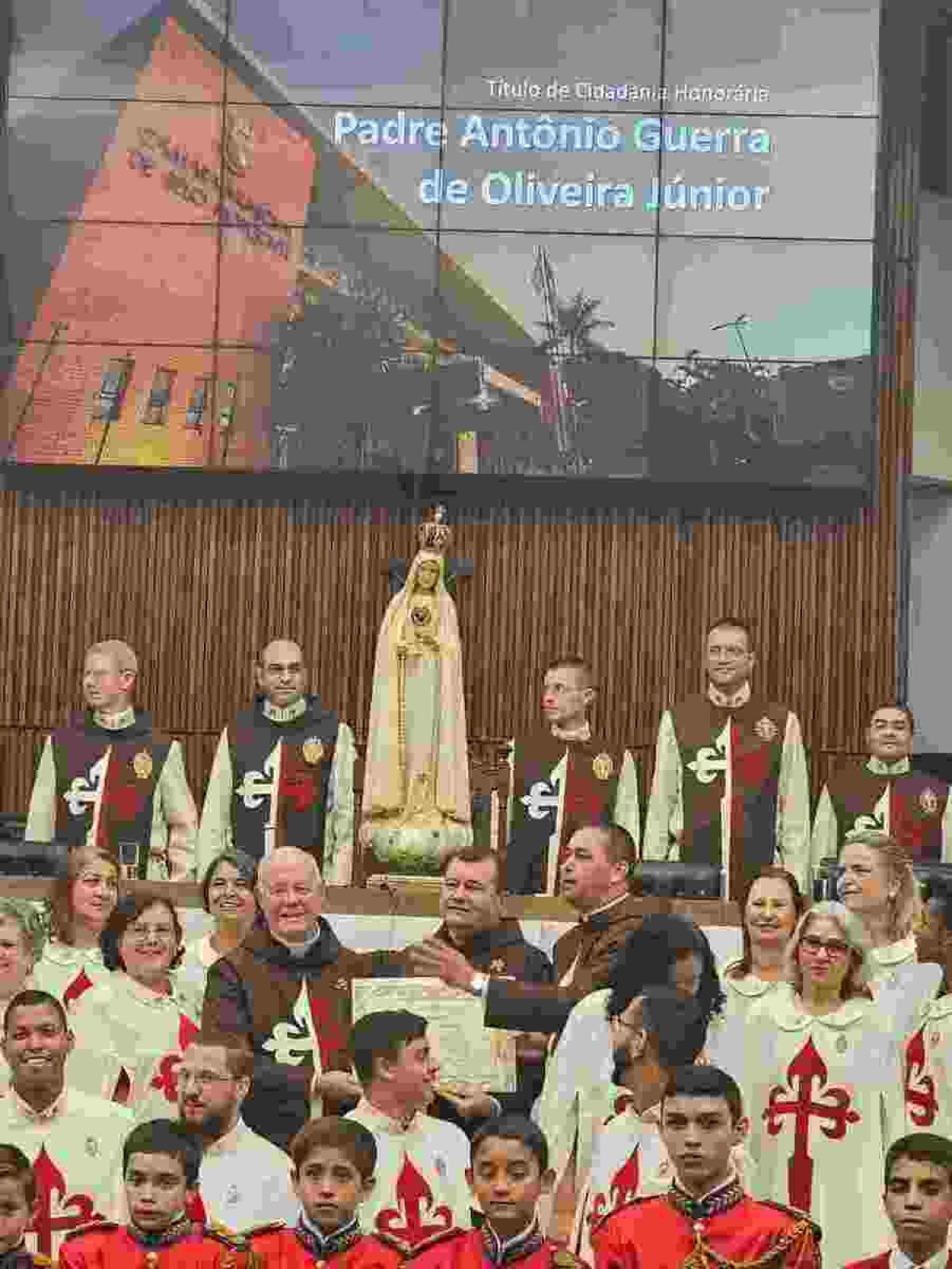 O padre Antônio Guerra, da congregação da Igreja Católica Arautos do Evangelho, recebeu, das mãos do vereador Wagner Messias, conhecido como Preto, o título de Cidadão Honorário de Belo Horizonte