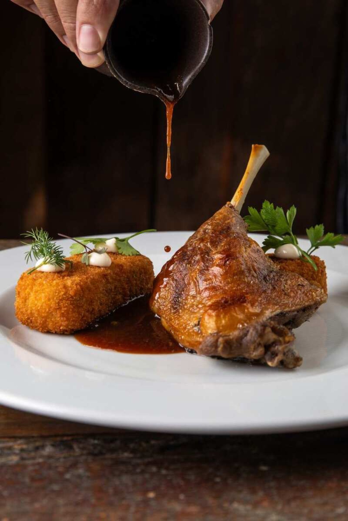 Ao misturar as cozinhas brasileira e mediterrânea, o 74 Restaurant atrai visitantes com coxa de pato confit, rosti de batata-doce e molho poivre de goiabada