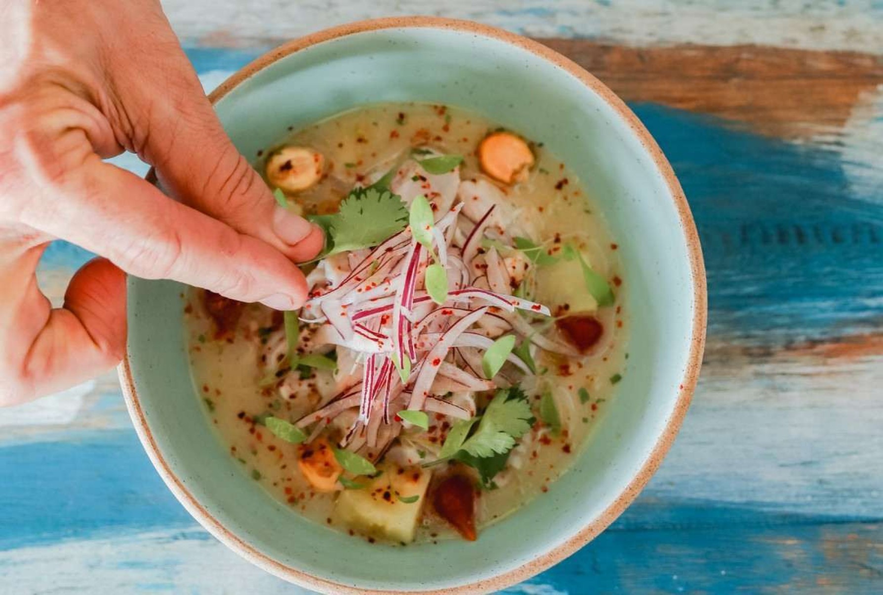 Hit no cardápio do Rocka, o ceviche com aroma de aroeira, batata-doce e pimenta-biquinho é sempre uma boa pedida