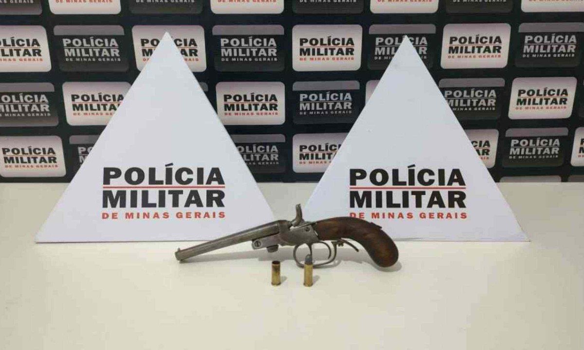 No local do crime, a polícia localizou uma arma de fogo, um cartucho intacto e um cartucho deflagrado -  (crédito: PMMG/Divulgação)