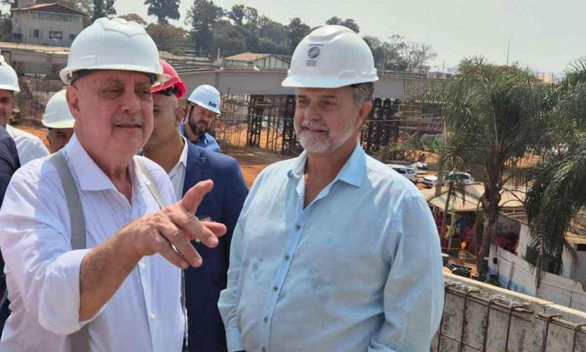 Fuad Noman visitou as obras do viaduto Waldomiro Lobo, na Região Norte de BH -  (crédito: Jair Amaral/EM/D.A Press )