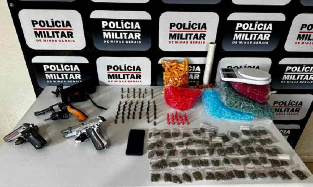 Material apreendido pela Polícia Militar na casa de Engenheiro Caldas -  (crédito: PMMG)