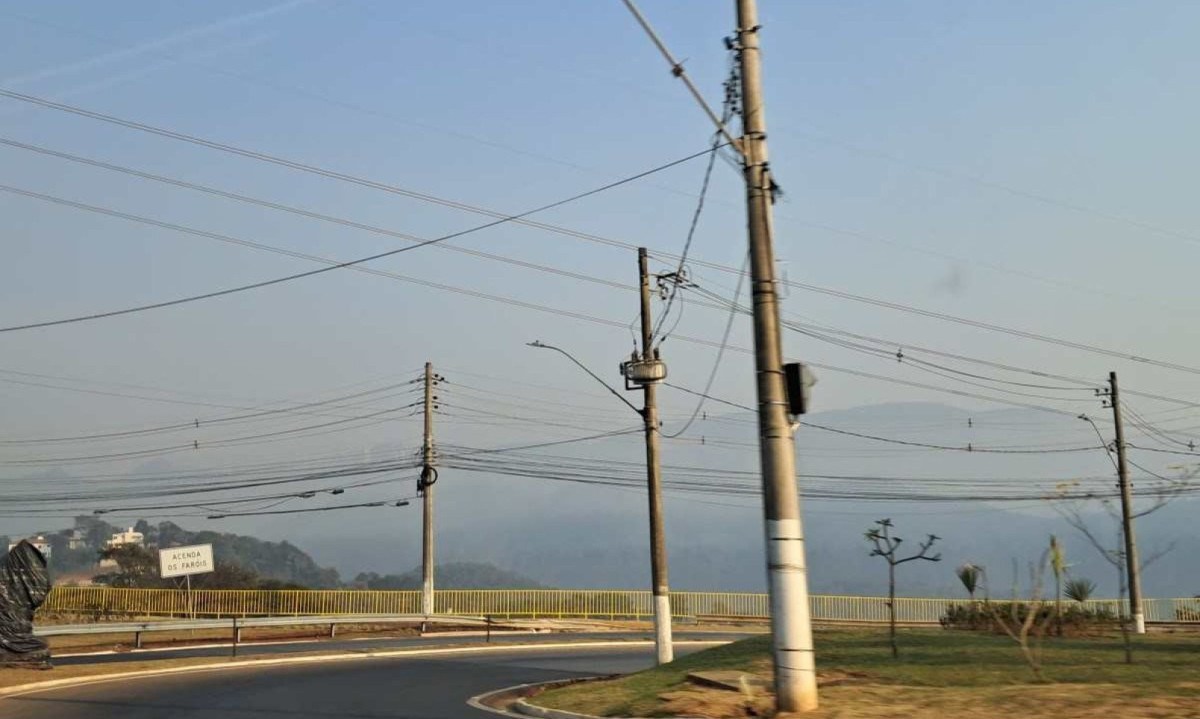 Ao longo da MG-030, pr&oacute;ximo ao trevo do trator, um registro feito as 7h40 da manh&atilde; mostra a vista para a serra do Curral completamente encoberta pela fuma&ccedil;a -  (crédito: Rebeca Nicholls / E.M / D.A Press)