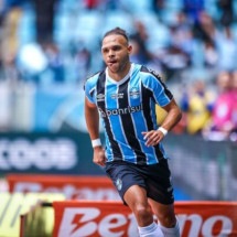 Braithwaite sai para comemorar pela primeira vez com a torcida do Grêmio após abrir o placar no embate com o Atlético  -  (crédito: Foto: Lucas Uebel/Grêmio FBPA)