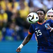  Romania's midfielder #10 Ianis Hagi and Netherlands' forward #25 Steven Bergwijn fight for the ball during the UEFA Euro 2024 round of 16 football match between Romania and the Netherlands at the Munich Football Arena in Munich on July 2, 2024. (Photo by Fabrice COFFRINI / AFP)
     -  (crédito:  AFP via Getty Images)