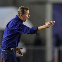  Panama's head coach Gary Stempel gives instructions to his players during the friendly football match against Ecuador, at the Rommel Fernandez stadium in Panama City on November 20, 2018. (Photo by Luis ACOSTA / AFP)        (Photo credit should read LUIS ACOSTA/AFP via Getty Images)
       -  (crédito:  AFP via Getty Images)