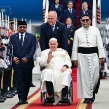 Papa desembarca na Indonésia e inicia longa viagem pela Ásia e Oceania - Tiziana FABI / AFP