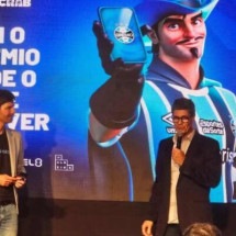 Rafa Levis e Gabriel Mec jogam em mapa do Grêmio no Fortnite -  (crédito: Foto: Lucas Uebel/Grêmio)