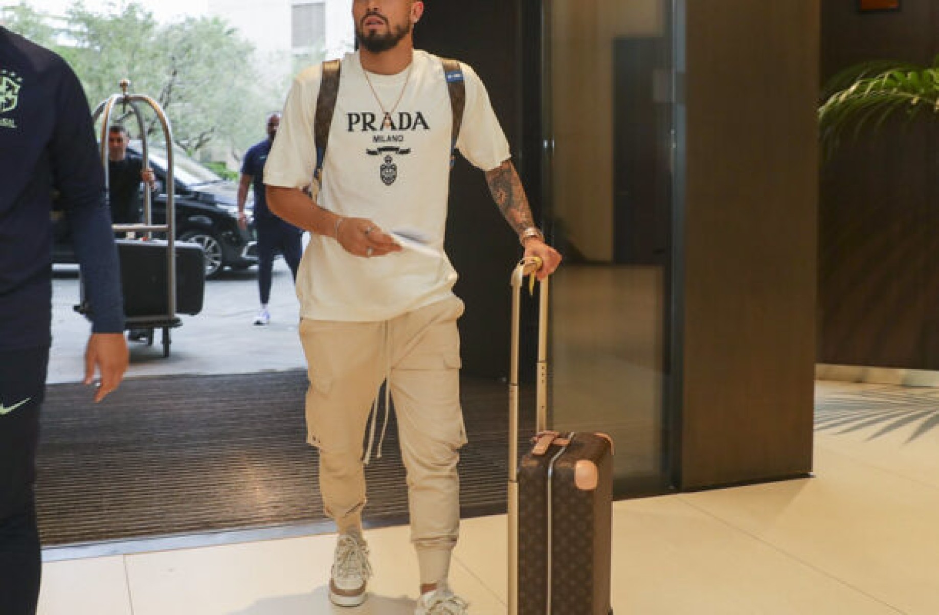 Alex Telles, novo reforço do Botafogo, chega ao Rio domingo