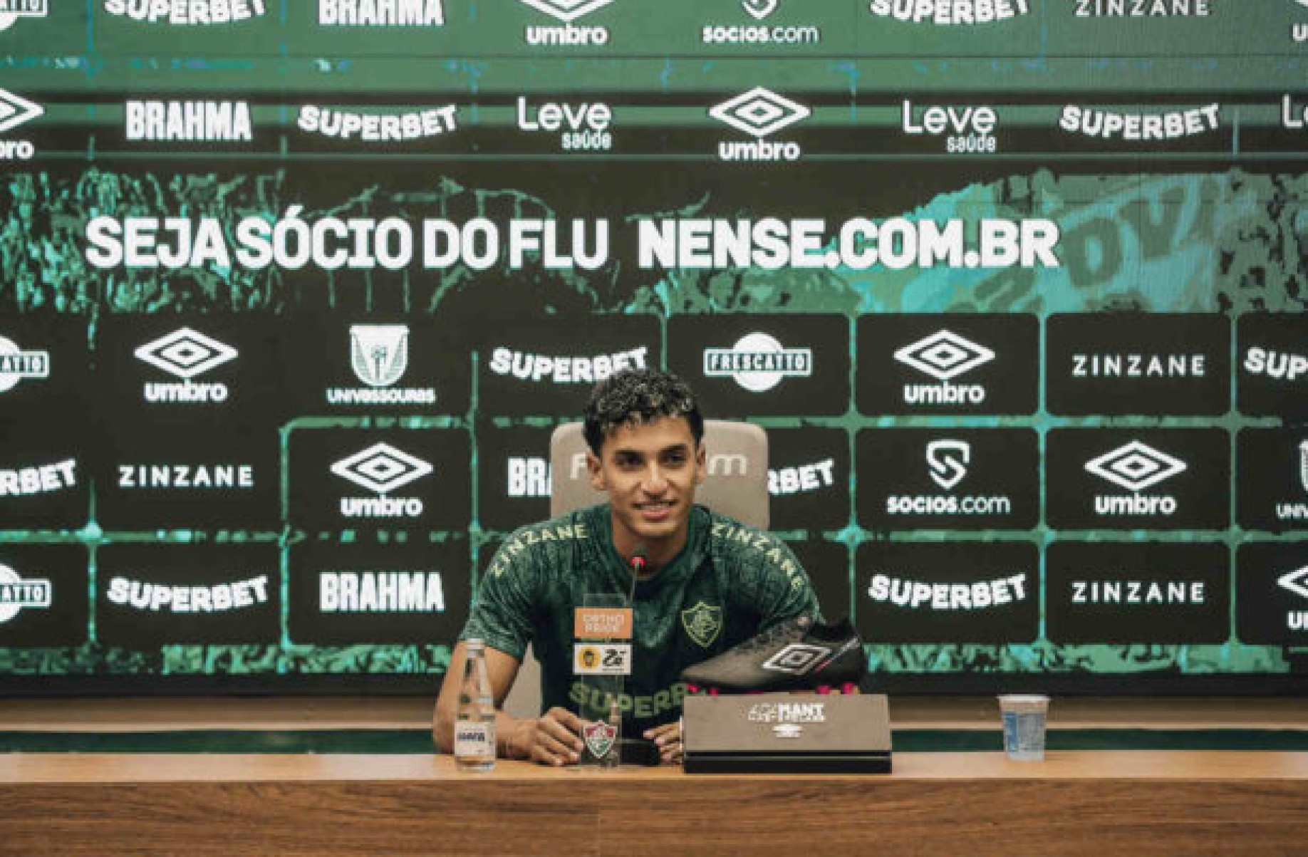 Fuentes é apresentado no Fluminense e revela ansiedade: ‘Não consegui dormir’