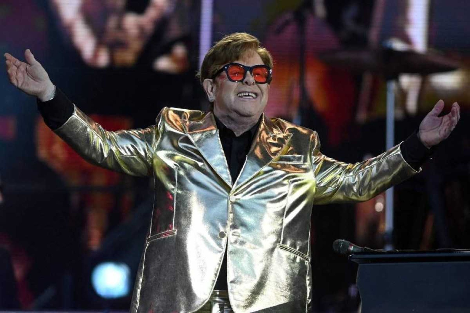 Elton John tem perda parcial da visão após infecção