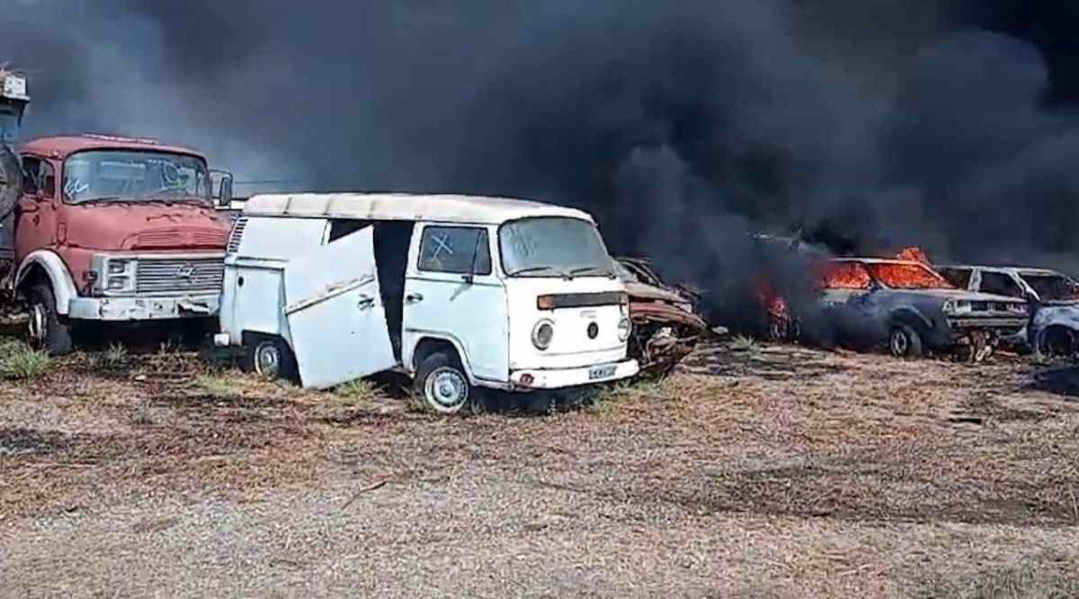 Betim: incêndio atinge pátio Detran e destrói mais de 100 veículos