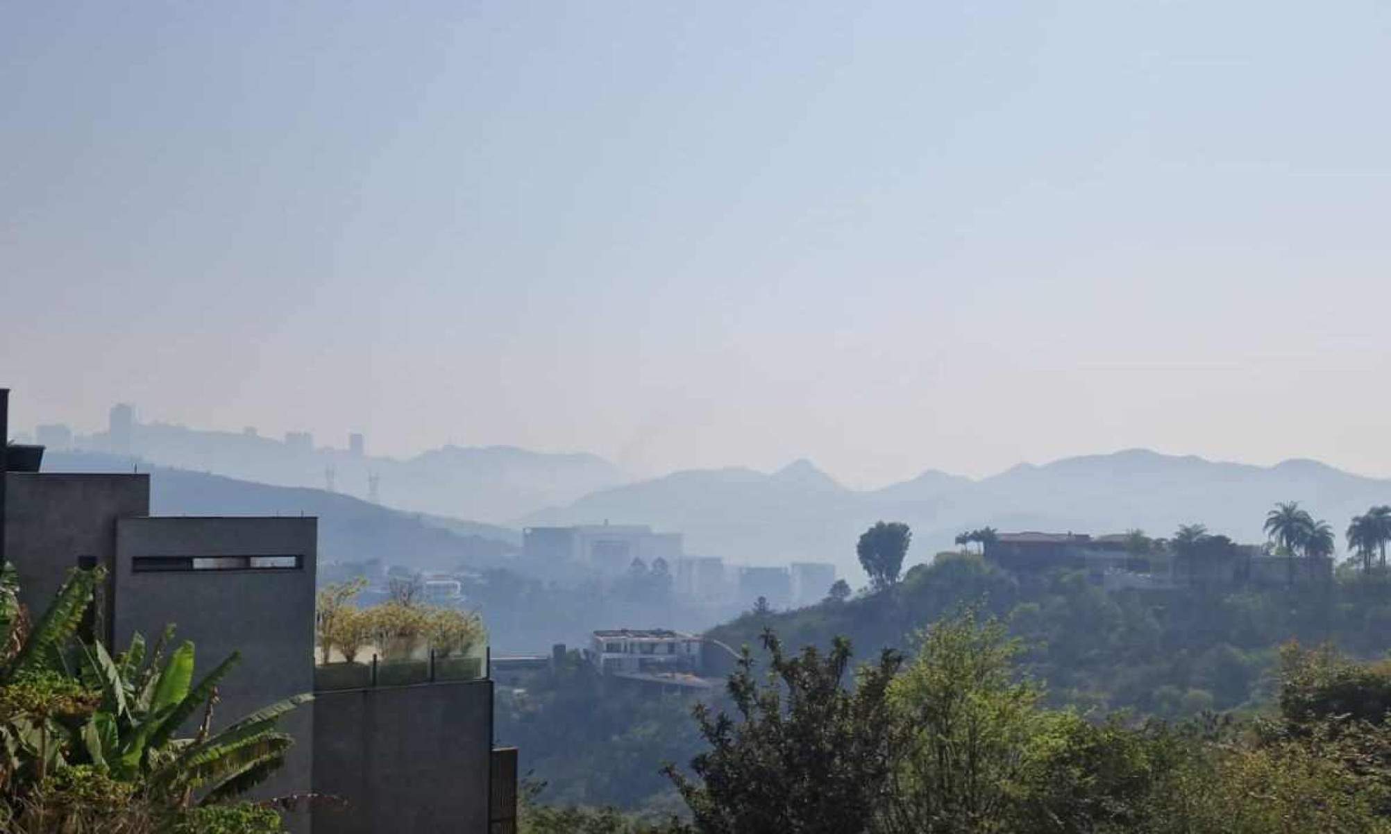 Vista da Serra do Curral a partir de uma casa no Vale dos Cristais, em Nova Lima, na manhã desta terça (3/9) -  (crédito: Sandro Barnabé)