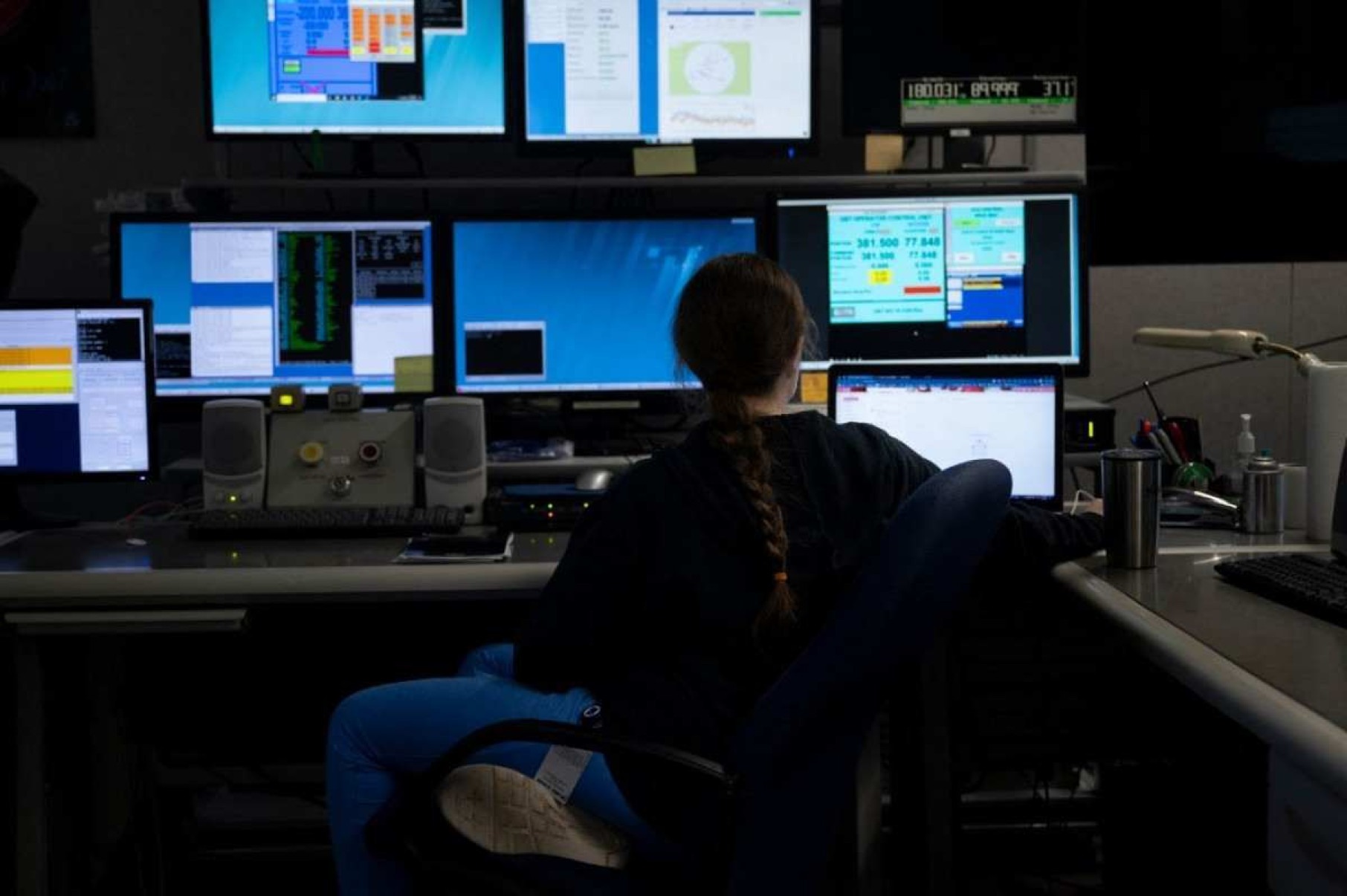 Operadora de telescópio checa monitores durante observação espacial