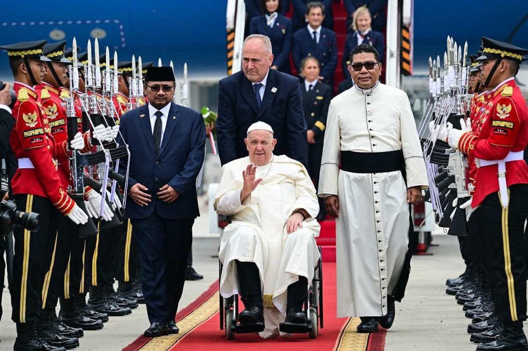  
O Papa Francisco  é recebido durante sua chegada ao Aeroporto Internacional Soekarno–Hatta em Jacarta -  (crédito: Tiziana FABI / AFP)