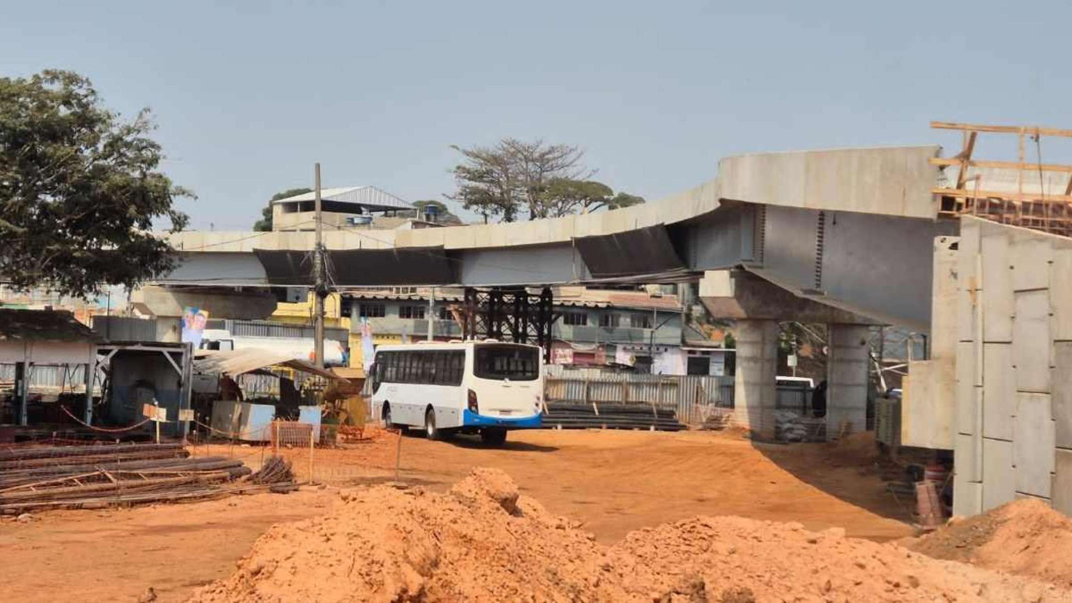 Fuad Noman, prefeito de Belo Horizonte e candidato à eleição, visitou as obras do viaduto Waldomiro Lobo, na Região Norte de BH. 