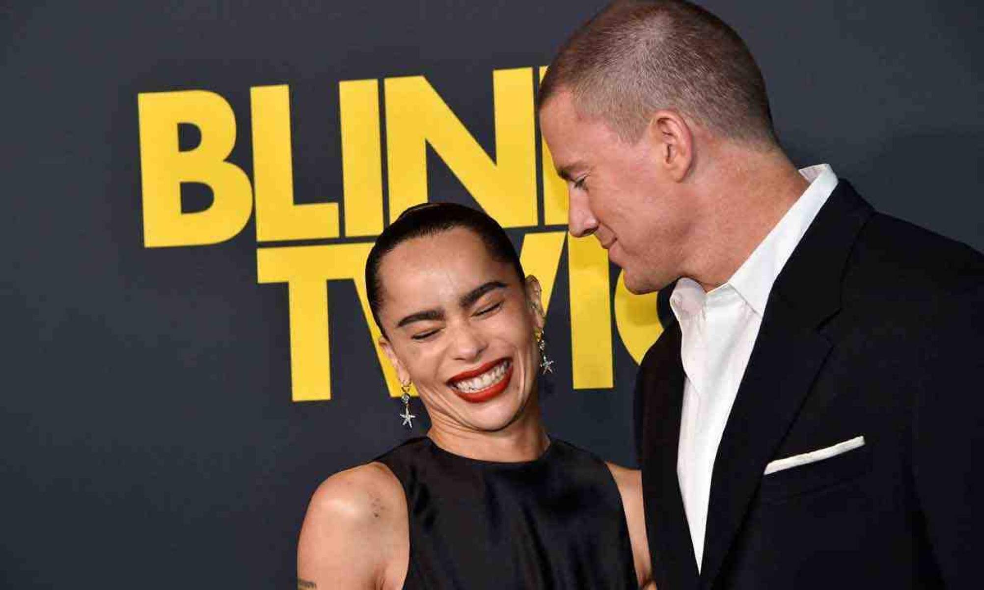 A diretora Zoë Kravitz e o ator Channing Tatum sorriem no lançamento do filme Pisque duas vezes